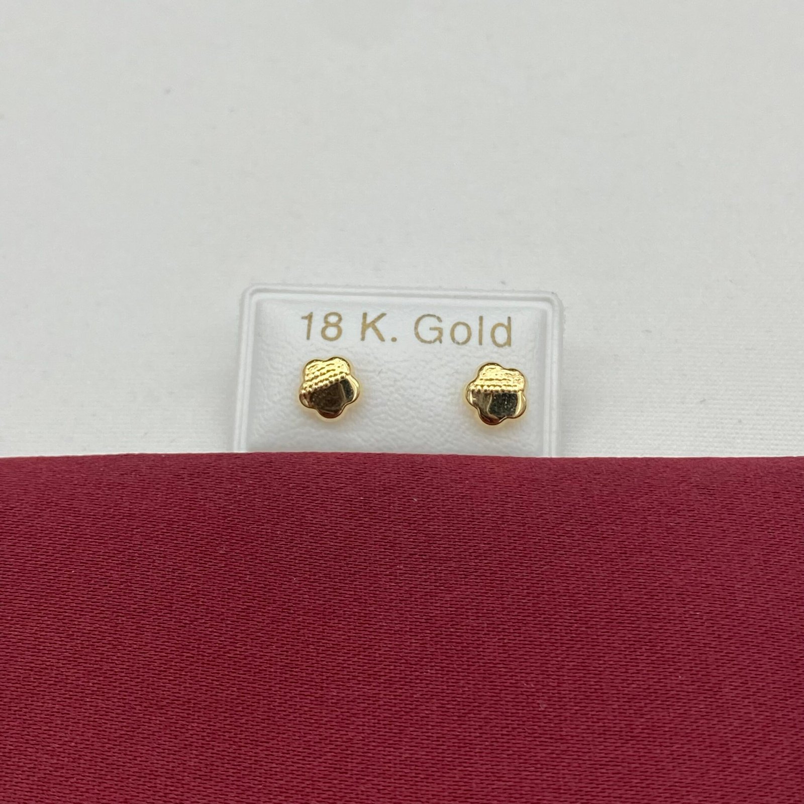 حلق طبي ذهب عيار 18 الوزن 0.34 جرام