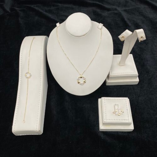 طقم ذهب عيار 18 الوزن 6.37 جرام