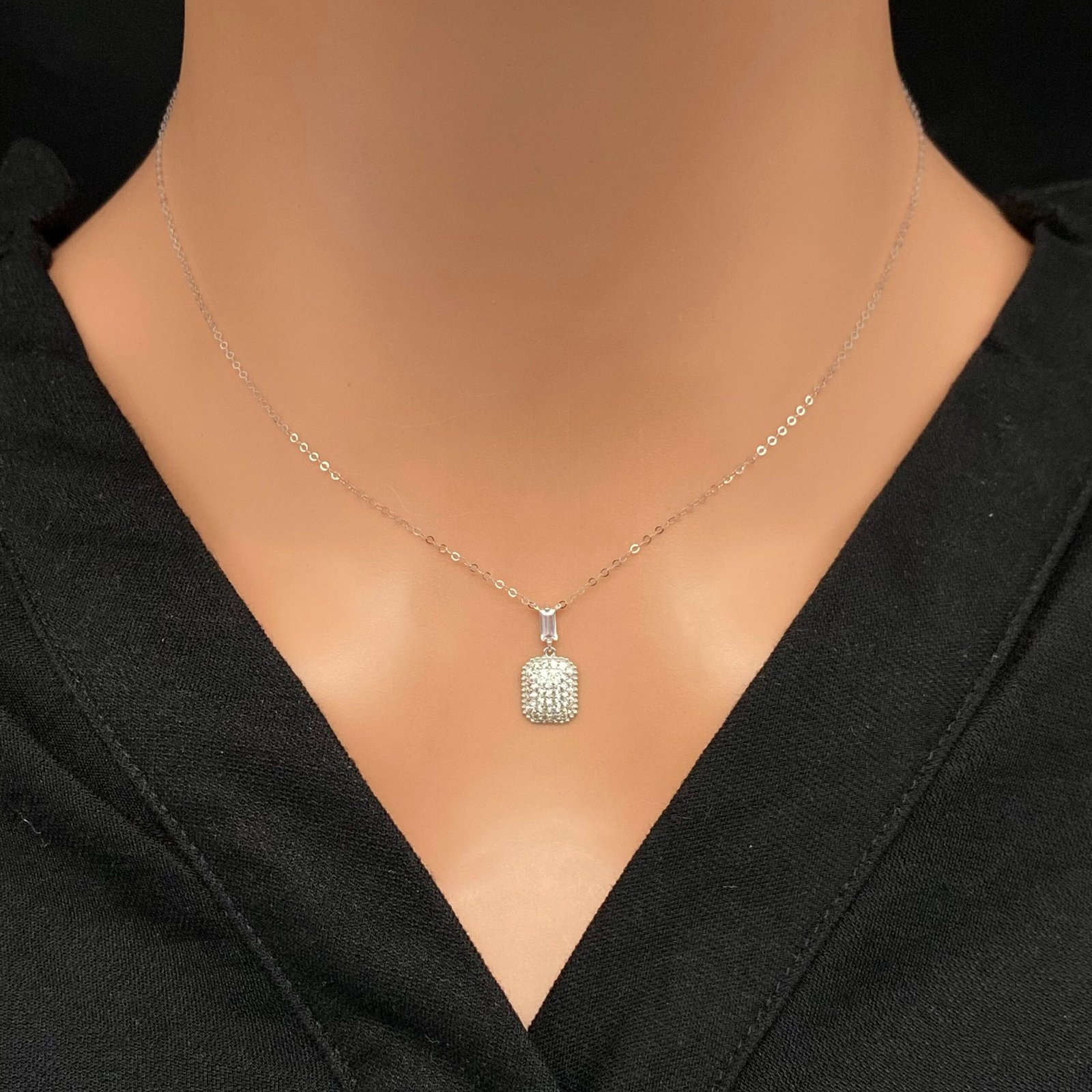 عقد ذهب عيار 18 الوزن 0.76 جرام