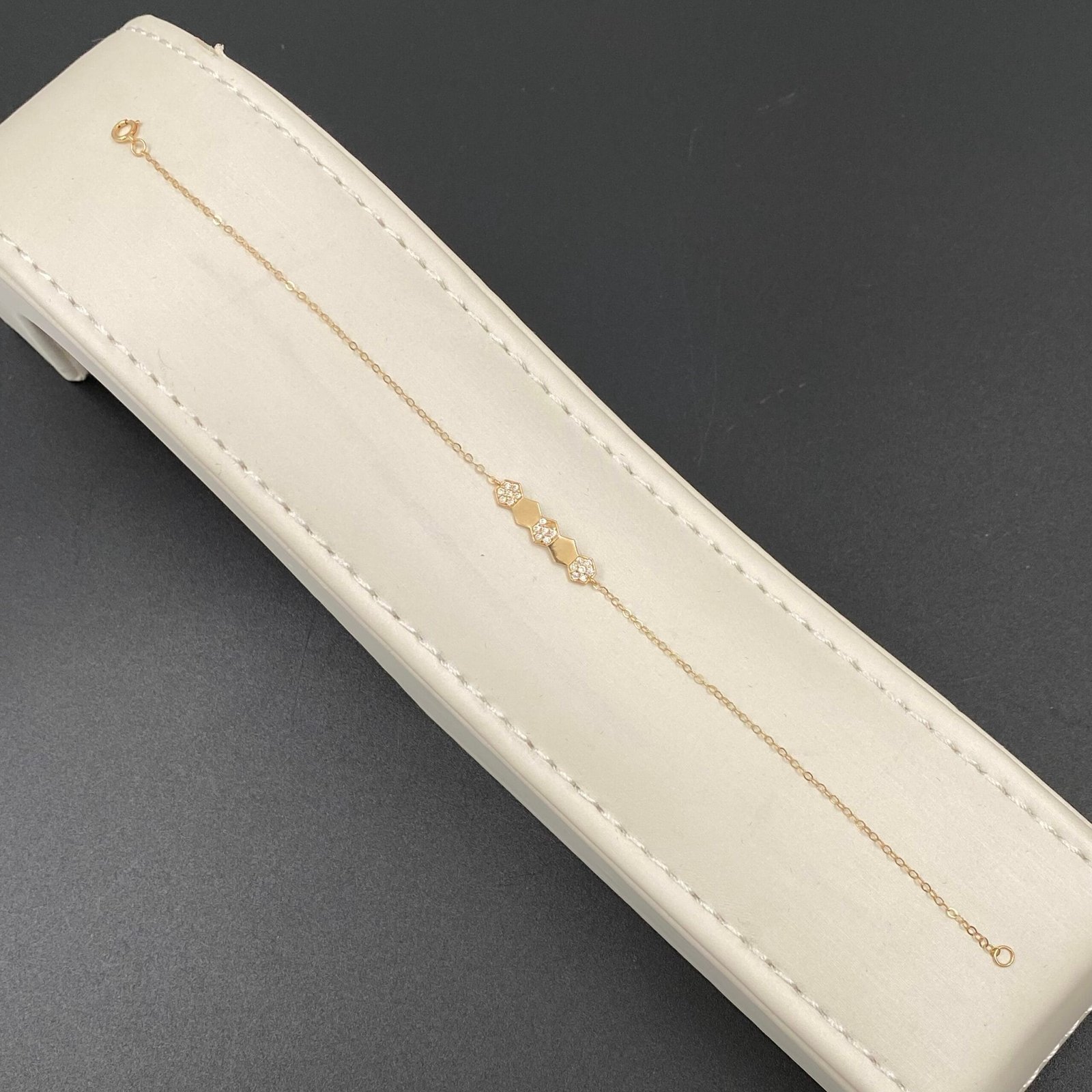 إسوارة ذهب عيار 18 الوزن 0.79 جرام