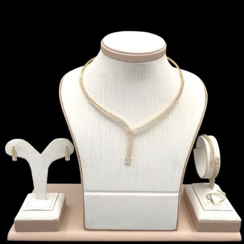 طقم ذهب عيار 18 الوزن 22.95 جرام