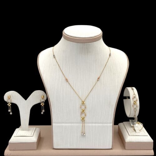 طقم ذهب عيار 18 الوزن 9.11 جرام