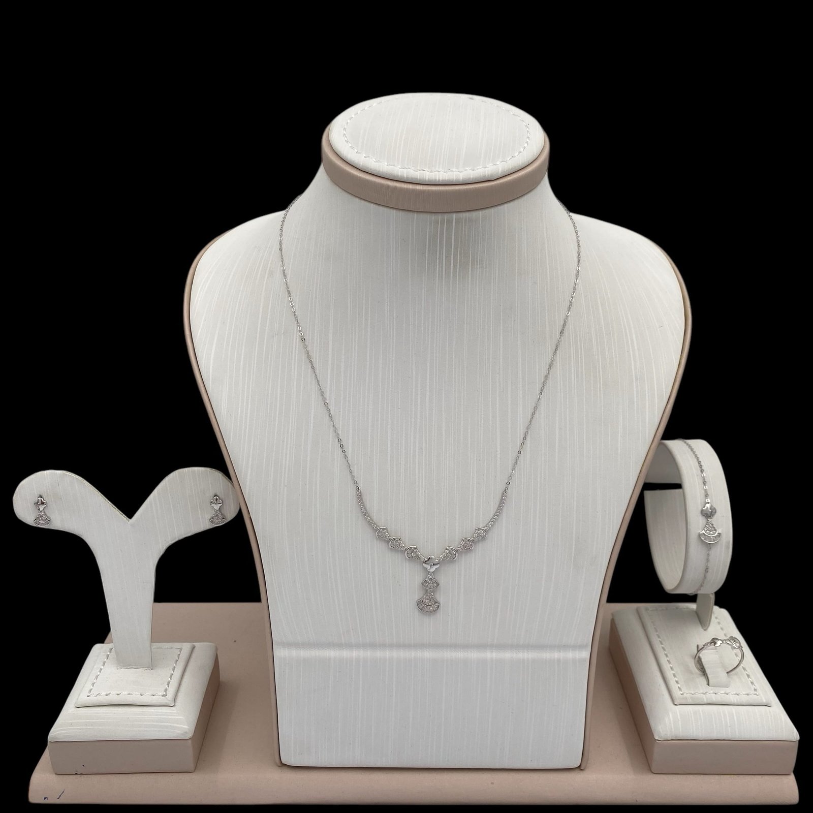 طقم ذهب عيار 18 الوزن 5.35 جرام