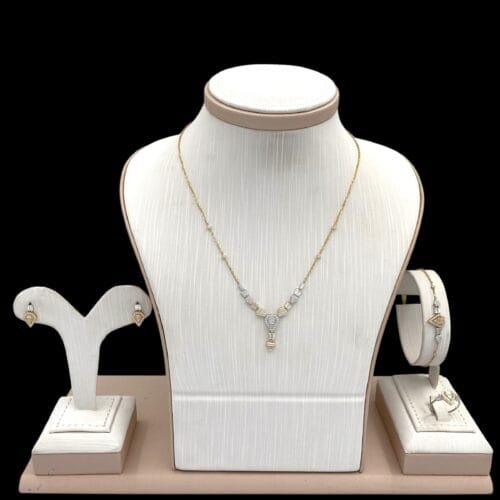 طقم ذهب عيار 18 الوزن 7.99 جرام