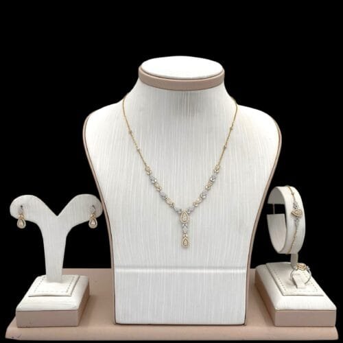 طقم ذهب عيار 18 الوزن 9.57 جرام