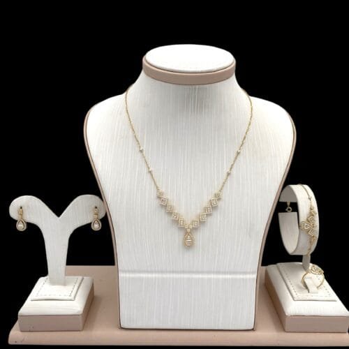 طقم ذهب عيار 18 الوزن 11.02 جرام