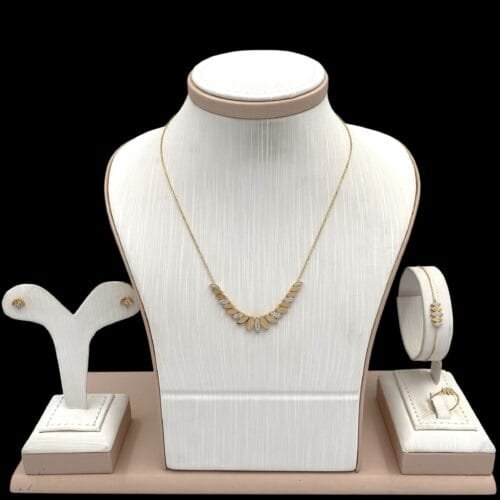 طقم ذهب عيار 18 الوزن 8.39 جرام