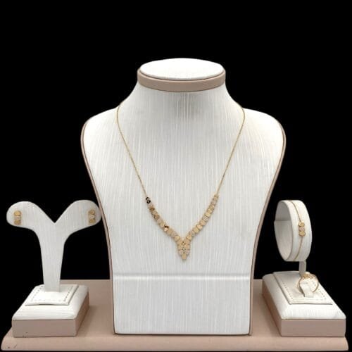 طقم ذهب عيار 18 الوزن 9.37 جرام