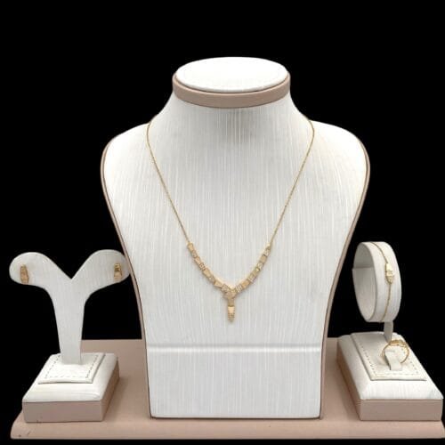 طقم ذهب عيار 18 الوزن 9.12 جرام