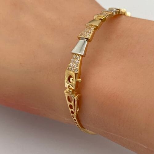 أساور واقفه