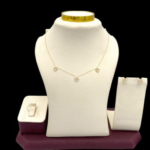 نصف طقم ذهب اطفال عيار 18 وزن 1.35 جرام يتكون عادة من زوج من الأقراط وسلسال أو خاتم من قمة زاوية الشفاء بالرياض