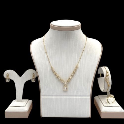 طقم ذهب عيار 18 الوزن 14.03 جرام