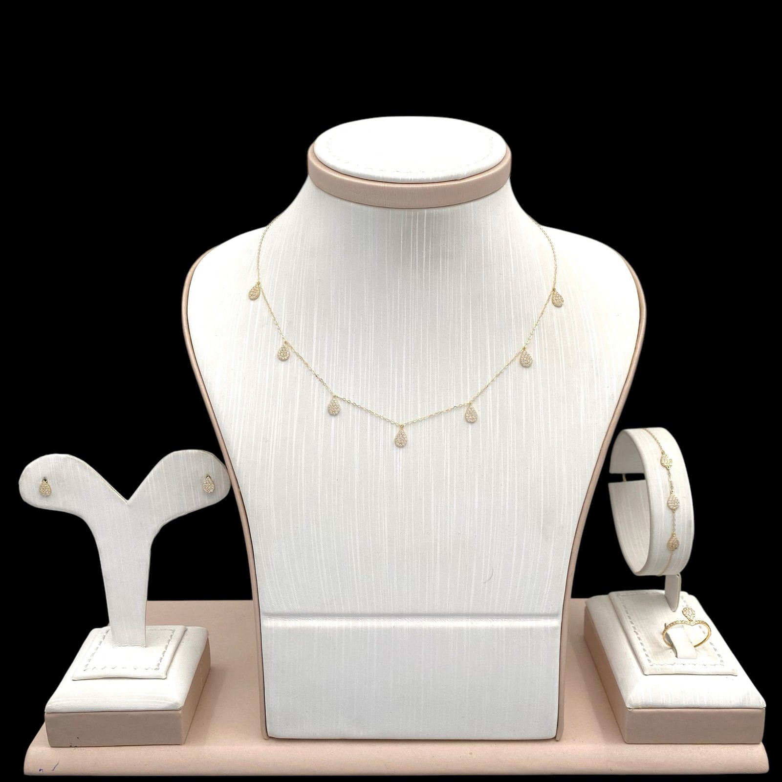 طقم ذهب ناعم ١٨