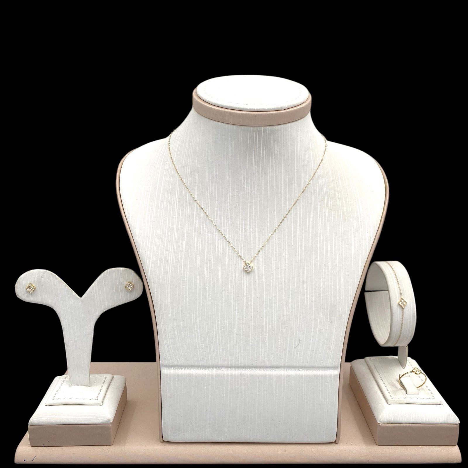 طقم ذهب عيار 18 الوزن 2.13 جرام