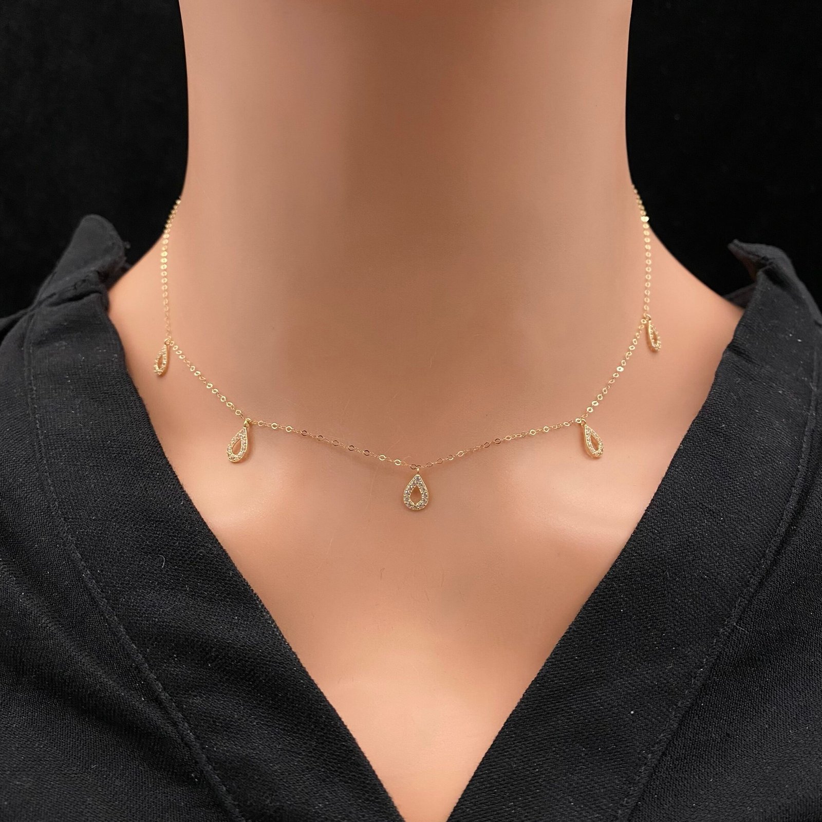 عقد شوكر ذهب عيار 18 الوزن 0.80 جرام