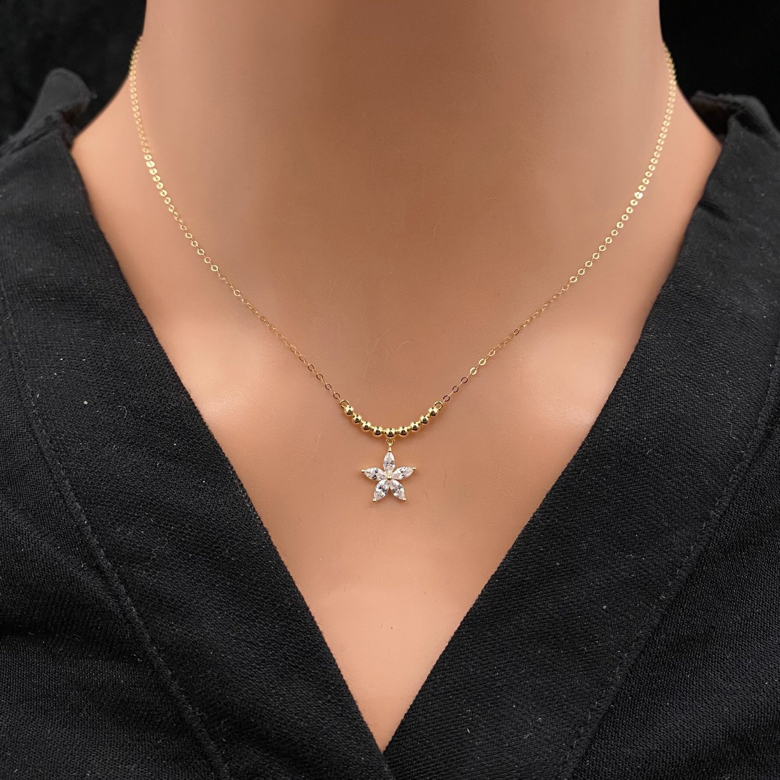 عقد ذهب عيار 18 الوزن 0.72 جرام