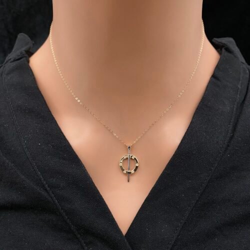 عقد ذهب عيار 18