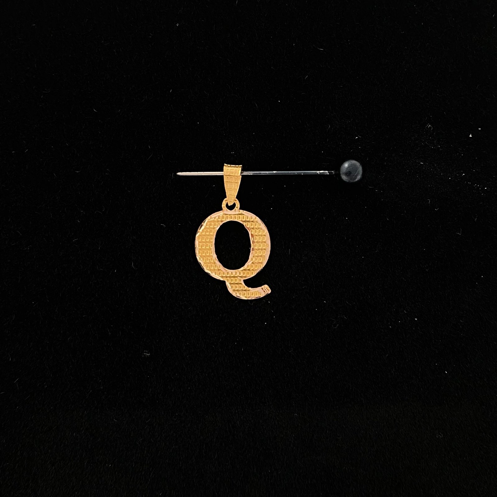 حرف Q ذهب عيار 21 الوزن 0.23 جرام 1 حرف Q ذهب عيار 21 وزن 0.23 جرام | قمة زاوية الشفاء للذهب والمجوهرات في الرياض