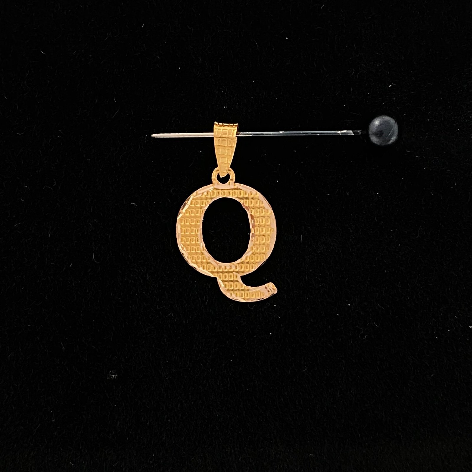 حرف Q ذهب عيار 21 الوزن 0.23 جرام 2 حرف Q ذهب عيار 21 الوزن 0.23 جرام - الصورة 2