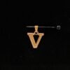 حرف V ذهب عيار 21 وزن 0.24 جرام | قمة زاوية الشفاء للذهب والمجوهرات في الرياض