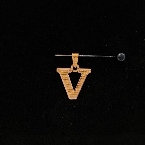 حرف V ذهب عيار 21 وزن 0.24 جرام | قمة زاوية الشفاء للذهب والمجوهرات في الرياض