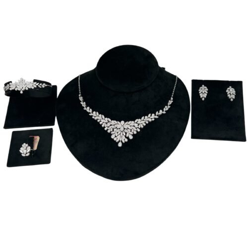 طقم ذهب عيار 18 الوزن 30.56 جرام