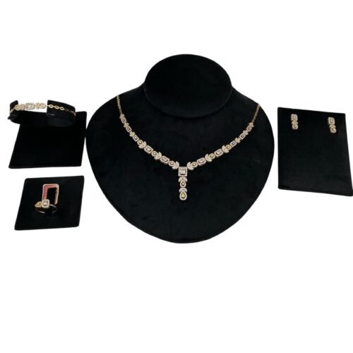 طقم ذهب عيار 18 الوزن 21.4 جرام