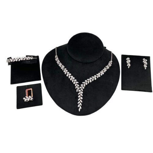 طقم ذهب عيار 18 الوزن 33.5 جرام