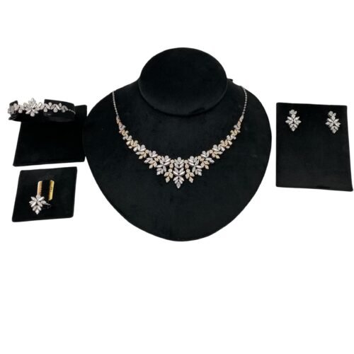 طقم ذهب عيار 18 الوزن 30.1 جرام