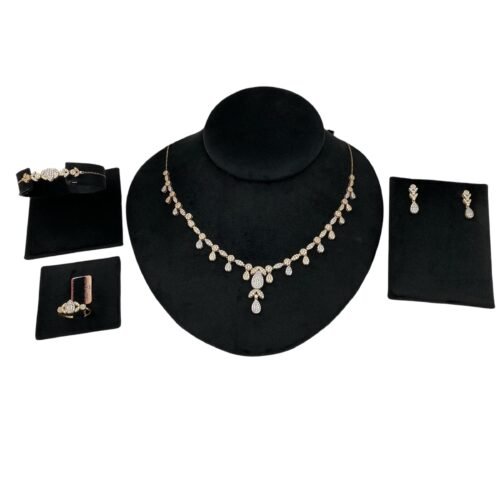 طقم ذهب عيار 18 الوزن 23.2 جرام