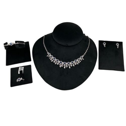 طقم ذهب عيار 18 فاخر متكامل ، يتكون من عقد وأقراط وسوار، تصميم مميز يعكس الرقي والأنوثة. 