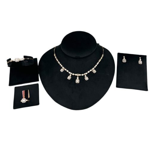 طقم ذهب عيار 18 الوزن 13.96 جرام