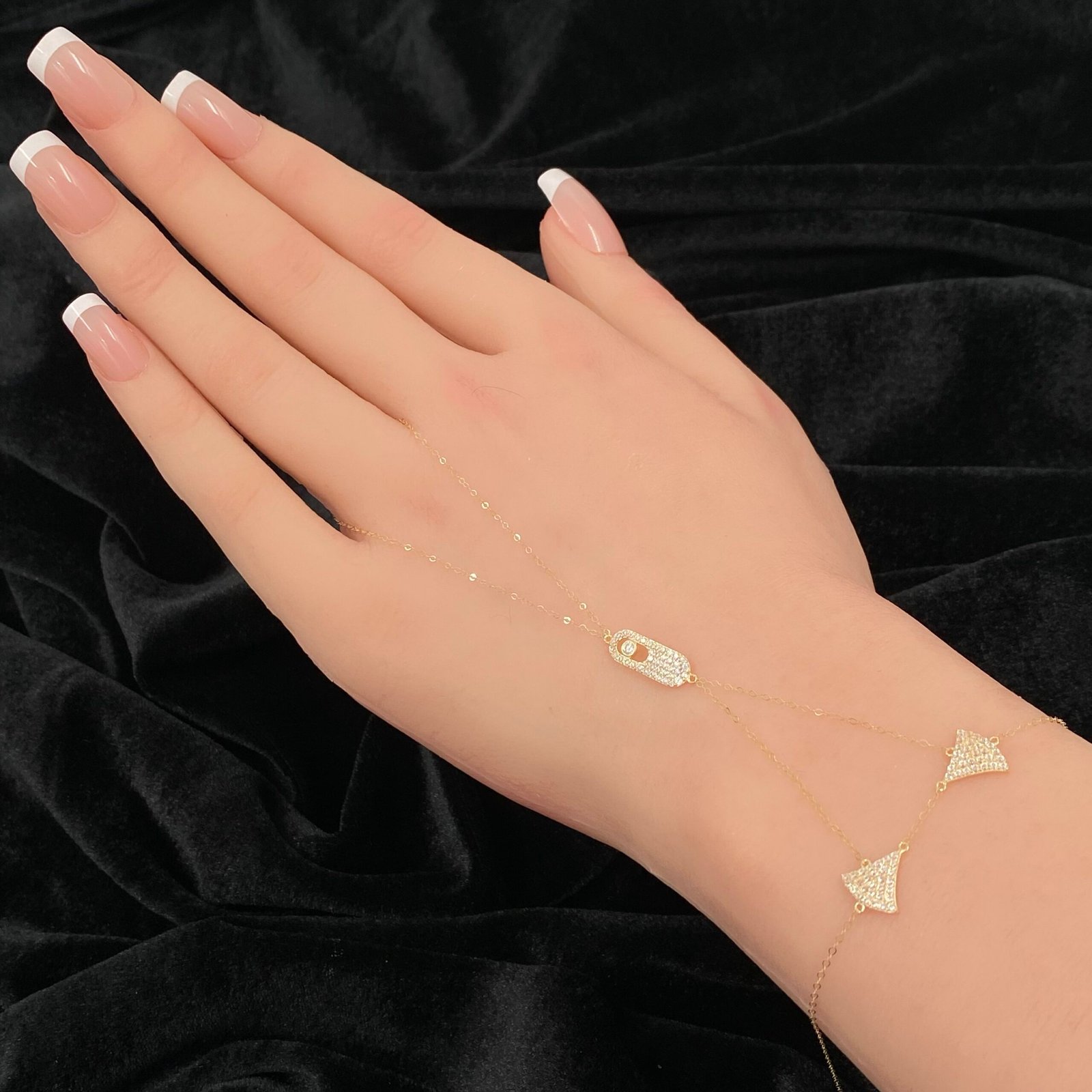 كف ذهب عيار 18 الوزن 1.18 جرام 1 كف ذهب عيار 18 وزن 1.18 جرام تصميم عصري راقي يناسب جميع الأذواق والمناسبات من معارض قمة زاوية الشفاء للذهب والمجوهرات بالرياض