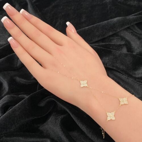 كف ذهب عيار 18 وزن 1.82 جرام تصميم عصري راقي يناسب جميع الأذواق والمناسبات من معارض قمة زاوية الشفاء للذهب والمجوهرات بالرياض