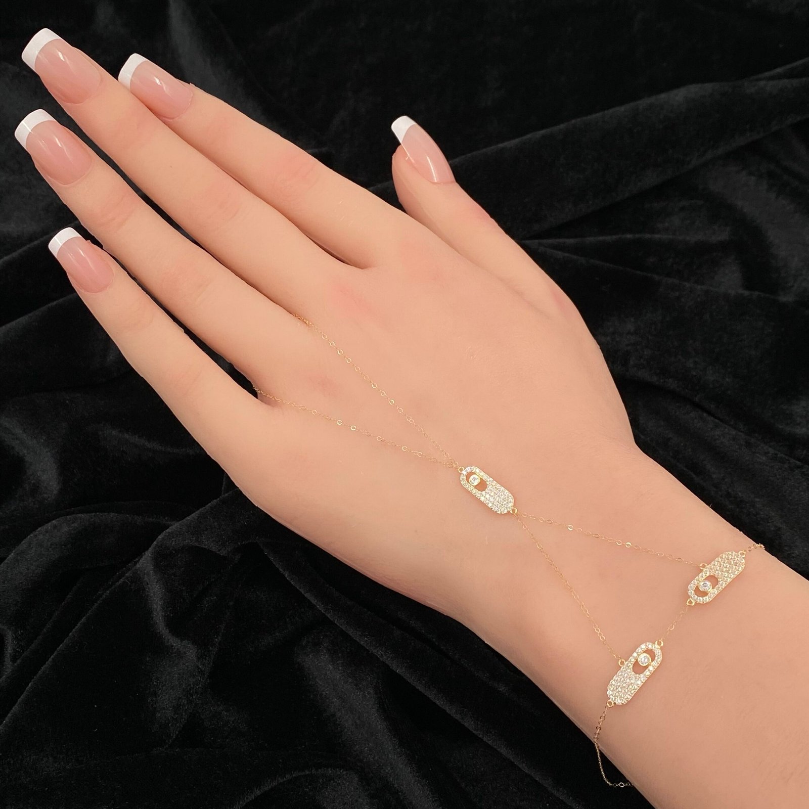 كف ذهب عيار 18 الوزن 1.44 جرام 1 كف ذهب عيار 18 وزن 1.44 جرام تصميم عصري راقي يناسب جميع الأذواق والمناسبات من معارض قمة زاوية الشفاء للذهب والمجوهرات بالرياض