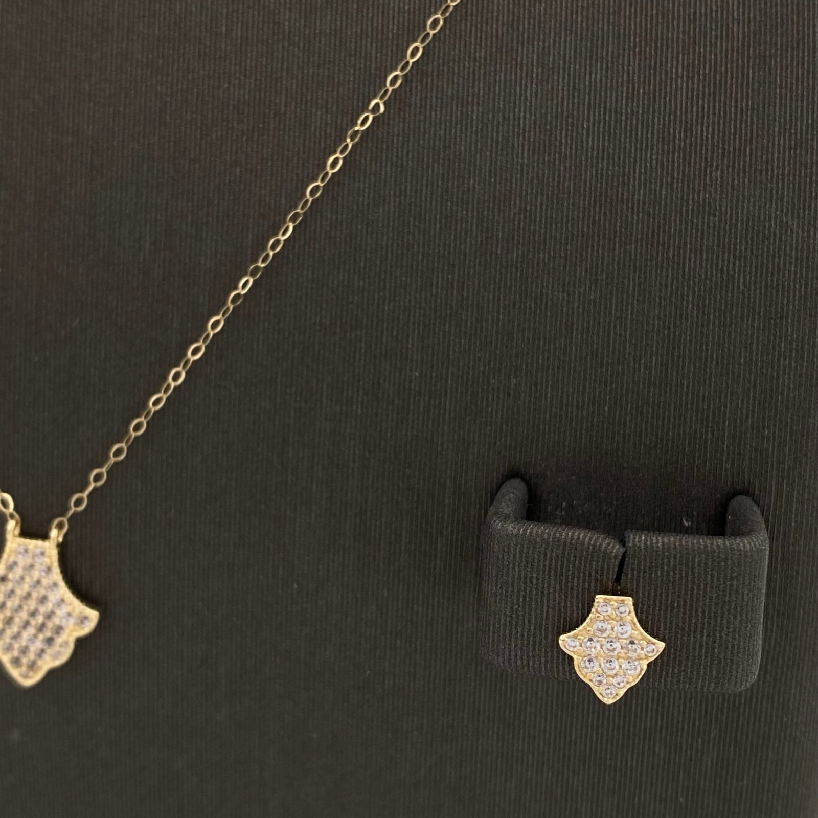 نصف طقم ذهب عيار 18 الوزن 1.52 جرام 4 نصف طقم ذهب عيار 18 الوزن 1.52 جرام - الصورة 4