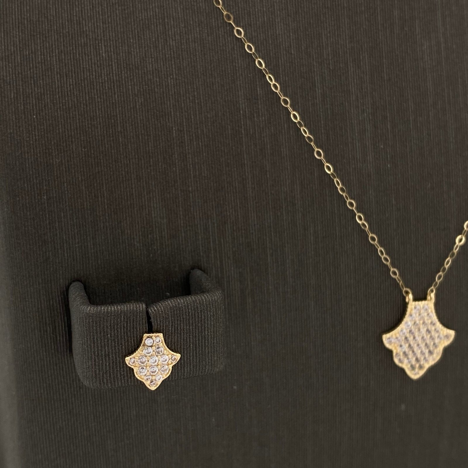 نصف طقم ذهب عيار 18 الوزن 1.52 جرام 5 نصف طقم ذهب عيار 18 الوزن 1.52 جرام - الصورة 5