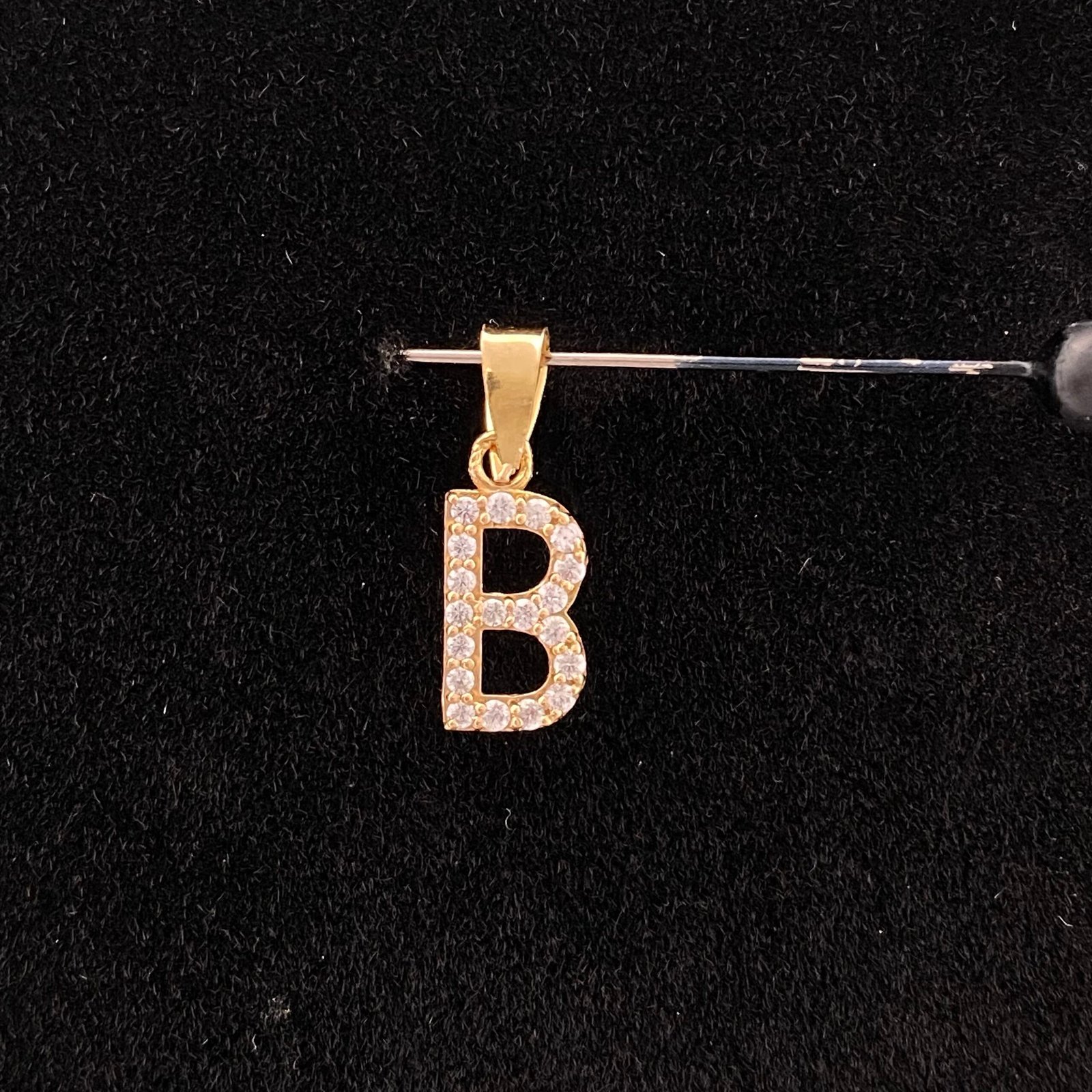 حرف B ذهب عيار 18 الوزن 0.38 جرام 1 حرف B ذهب عيار 18 وزن 0.38 جرام | قمة زاوية الشفاء للذهب والمجوهرات في الرياض