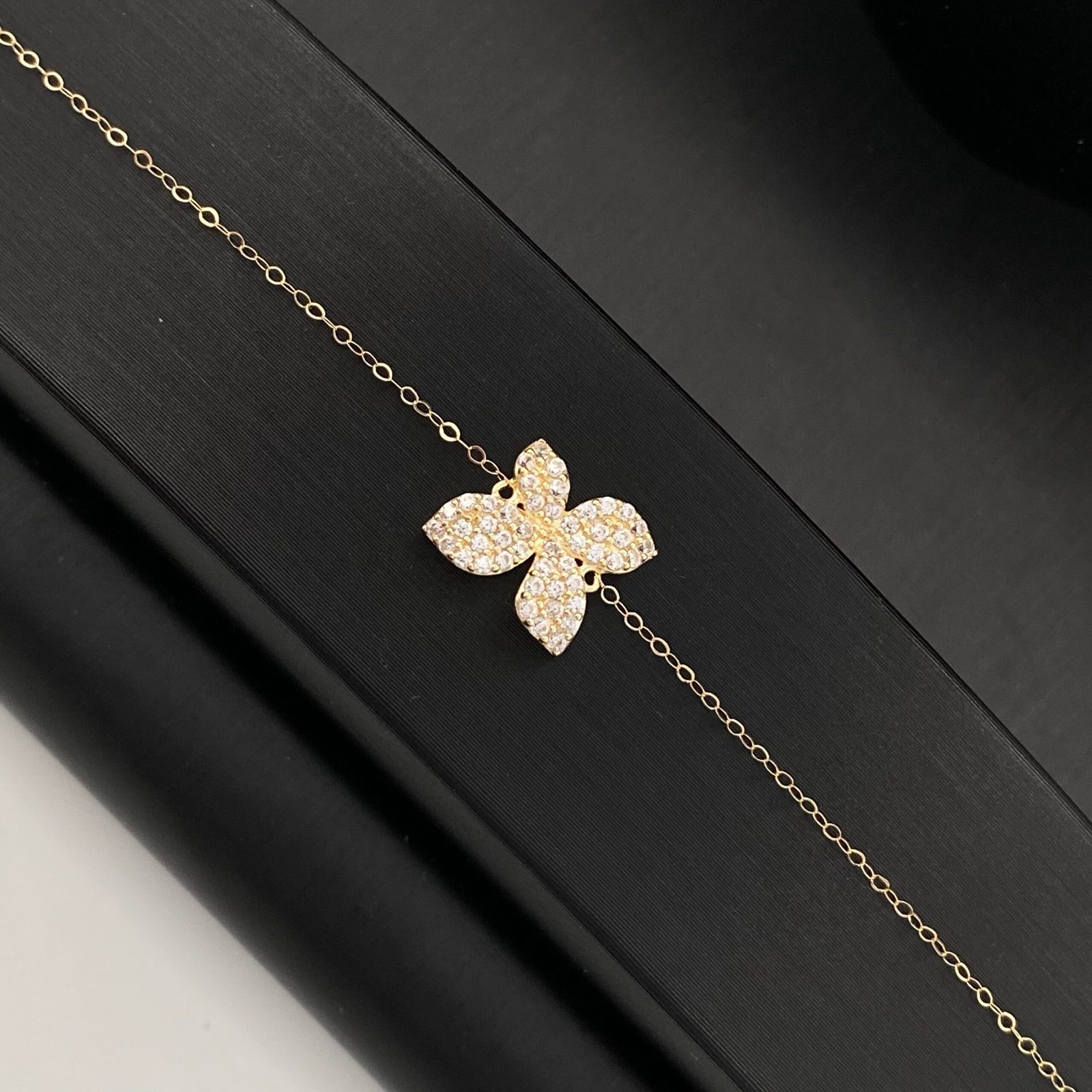 طقم ذهب عيار 18 الوزن 3.53 جرام 3 طقم ذهب عيار 18 الوزن 3.53 جرام - الصورة 3