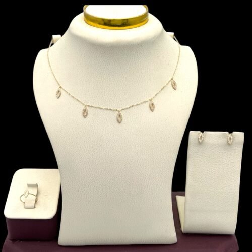 نصف طقم ذهب مواليد عيار 18 وزن 1.59 جرام يتكون عادة من زوج من الأقراط وسلسال أو خاتم من قمة زاوية الشفاء بالرياض