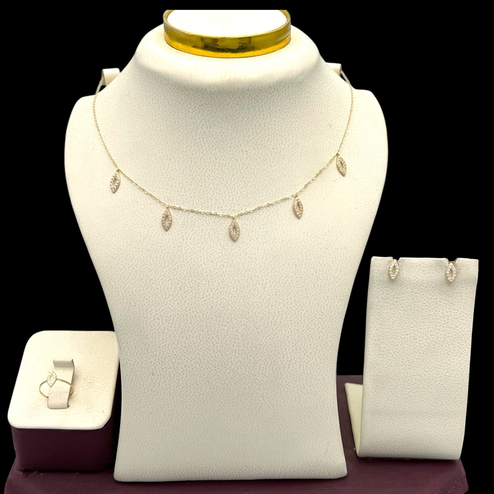 نصف طقم ذهب مواليد عيار 18 الوزن 1.59 جرام 1 نصف طقم ذهب مواليد عيار 18 وزن 1.59 جرام يتكون عادة من زوج من الأقراط وسلسال أو خاتم من قمة زاوية الشفاء بالرياض