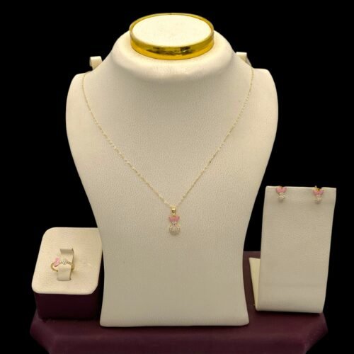 نصف طقم ذهب اطفال عيار 18 وزن 2.21 جرام يتكون عادة من زوج من الأقراط وسلسال أو خاتم من قمة زاوية الشفاء بالرياض