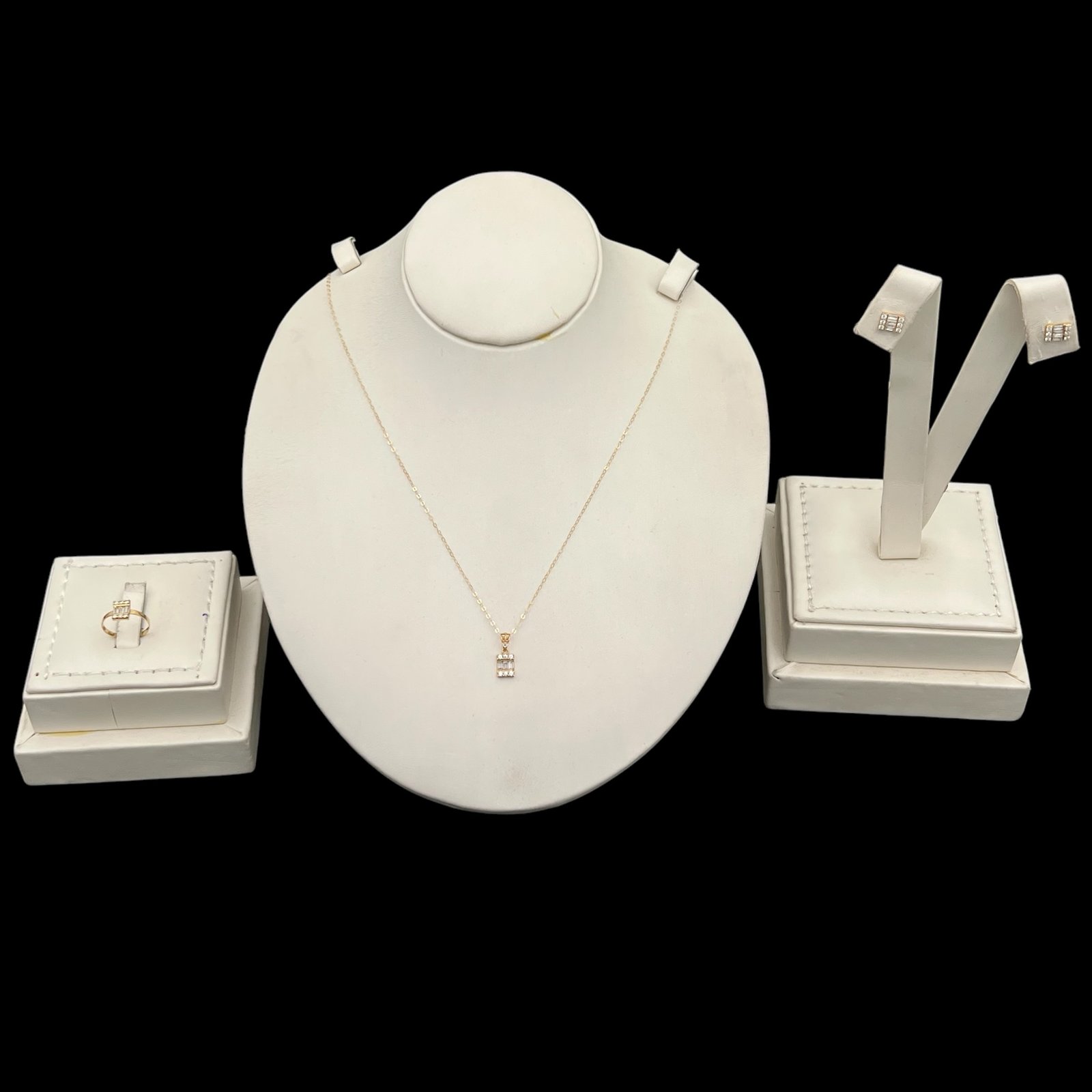 نصف طقم ذهب مواليد عيار 18 الوزن 1.76 جرام 1 نصف طقم ذهب مواليد عيار 18 وزن 1.76 جرام يتكون عادة من زوج من الأقراط وسلسال أو خاتم من قمة زاوية الشفاء بالرياض