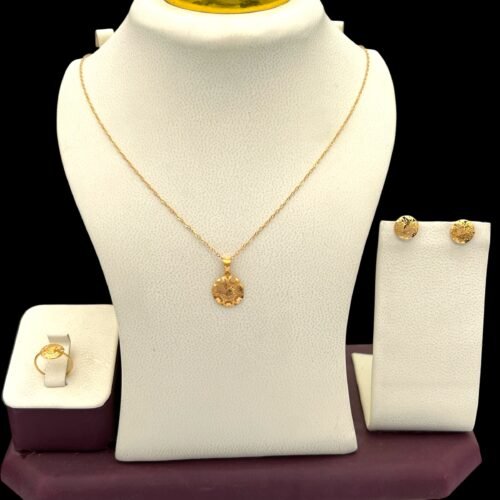 نصف طقم ذهب مواليد عيار 21 وزن 2.62 جرام يتكون عادة من زوج من الأقراط وسلسال أو خاتم من قمة زاوية الشفاء بالرياض