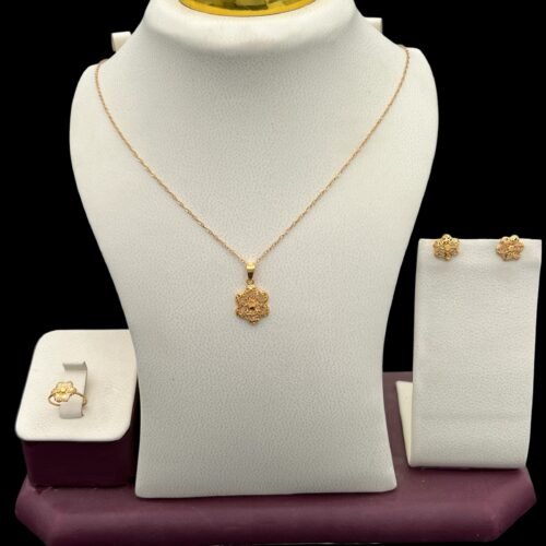 نصف طقم ذهب اطفال عيار 21 وزن 2.67 جرام يتكون عادة من زوج من الأقراط وسلسال أو خاتم من قمة زاوية الشفاء بالرياض