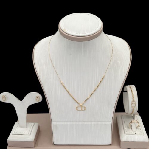 طقم ذهب عيار 18 الوزن 4.85 جرام