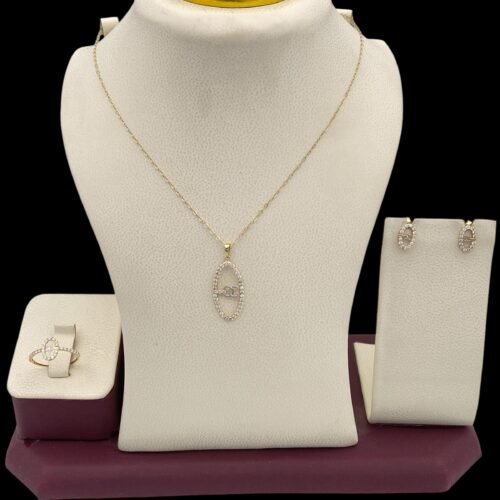 نصف طقم ذهب عيار 18 وزن 2.50 جرام يتكون عادة من زوج من الأقراط وسلسال أو خاتم من قمة زاوية الشفاء بالرياض