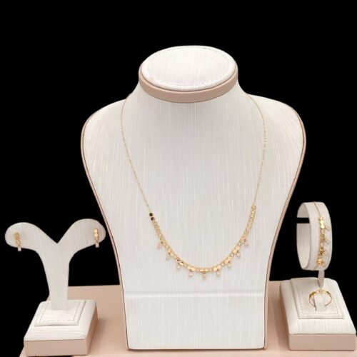 طقم ذهب رائع عيار 18 الوزن 11.10 جرام