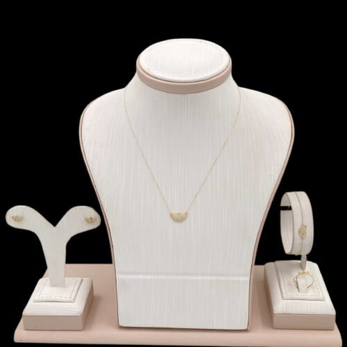 طقم ذهب عيار 18 وزن 2.77 جرام تصميم ملكي فاخر من قمة زاوية الشفاء للذهب والمجوهرات في الرياض