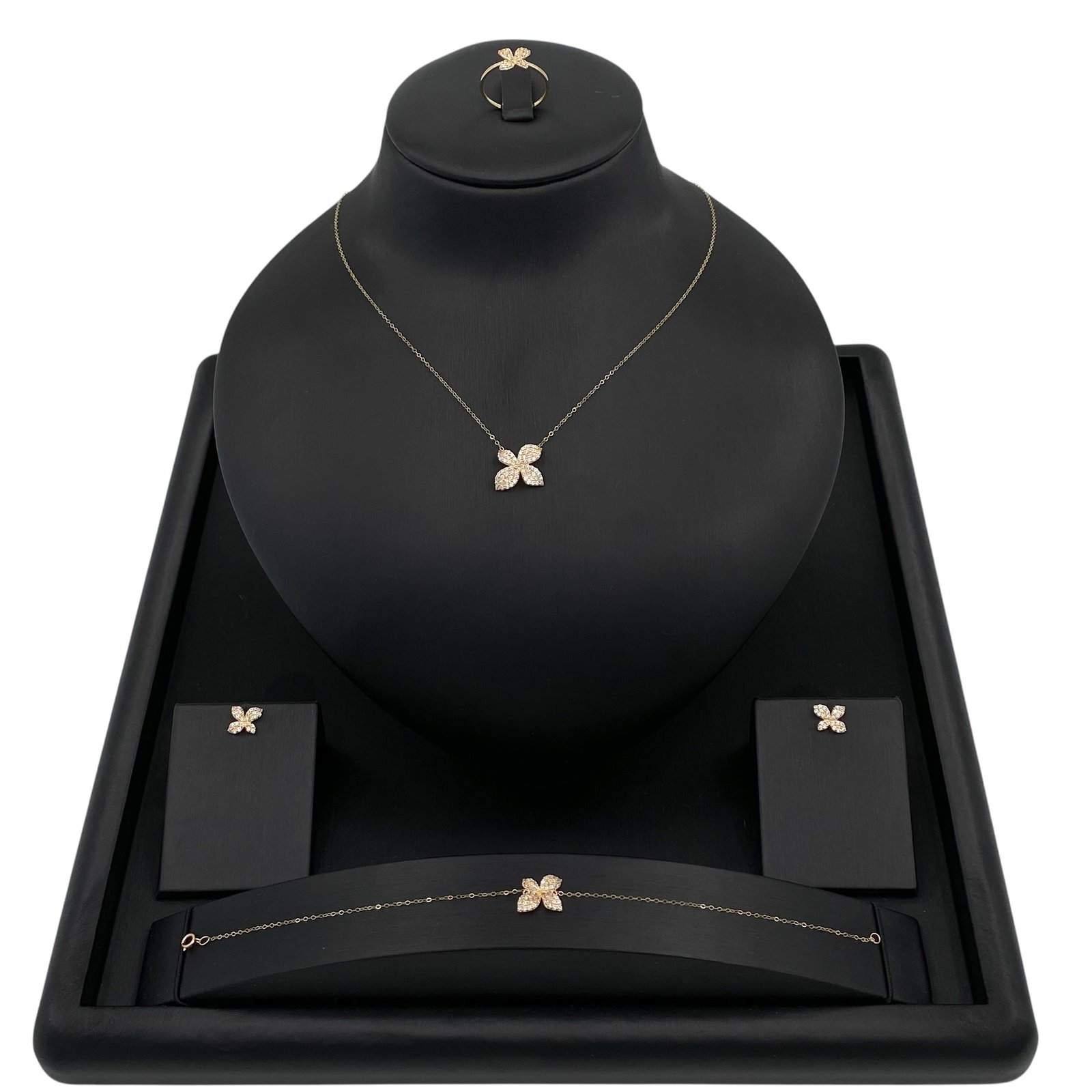 طقم ذهب عيار 18 الوزن 3.53 جرام 1 طقم ذهب عيار 18 وزن 3.53 جرام تصميم ملكي فاخر من قمة زاوية الشفاء للذهب والمجوهرات في الرياض